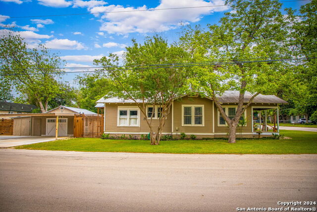 Listing photo id 2 for 209 Live Oak S