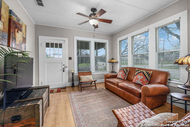 Listing photo id 3 for 209 Live Oak S