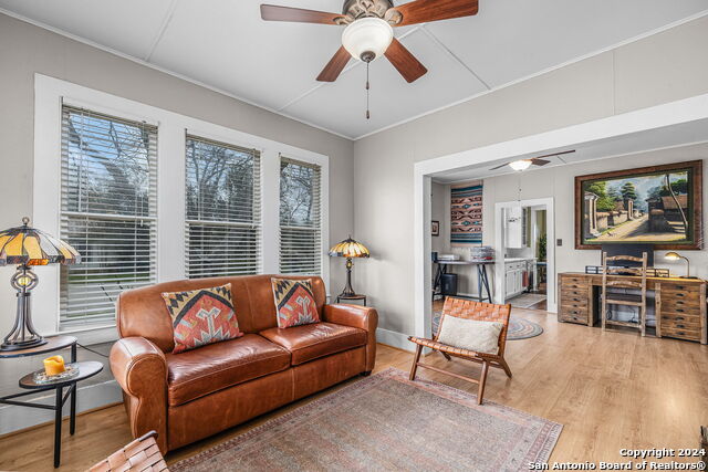 Listing photo id 4 for 209 Live Oak S