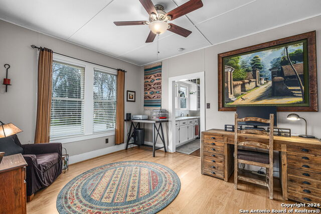 Listing photo id 5 for 209 Live Oak S