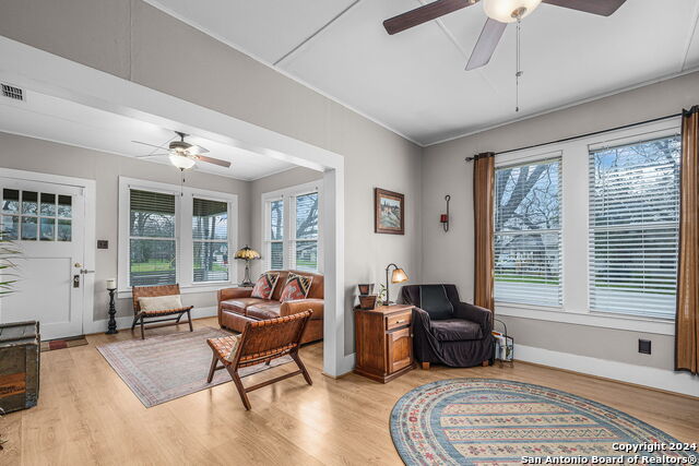 Listing photo id 6 for 209 Live Oak S