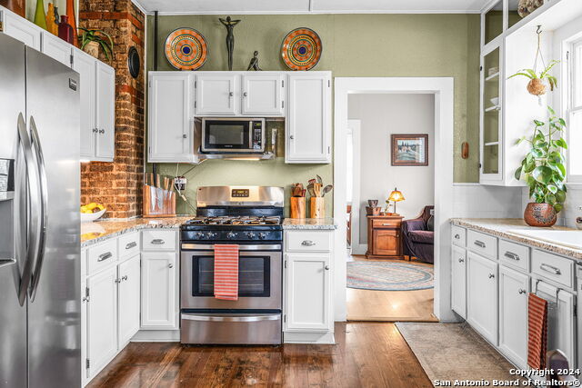 Listing photo id 7 for 209 Live Oak S