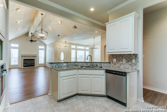 Listing photo id 13 for 91 Oakwell Farms