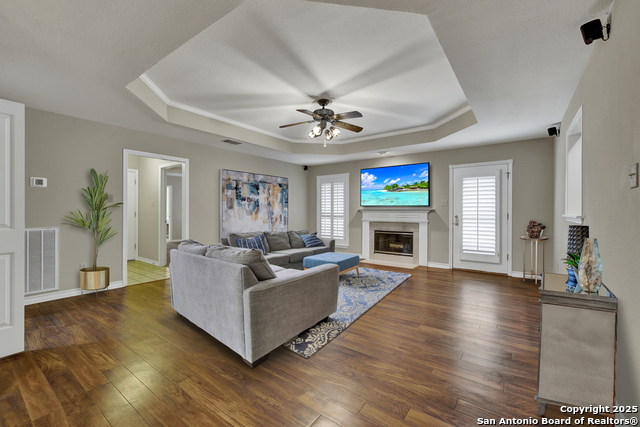 Listing photo id 12 for 2349 Essex Grace