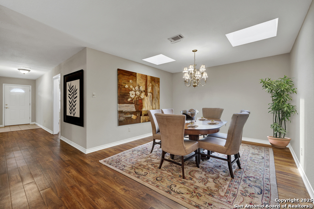 Listing photo id 17 for 2349 Essex Grace