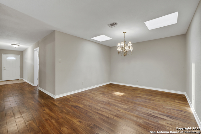 Listing photo id 18 for 2349 Essex Grace
