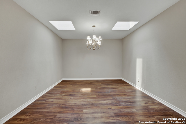 Listing photo id 19 for 2349 Essex Grace