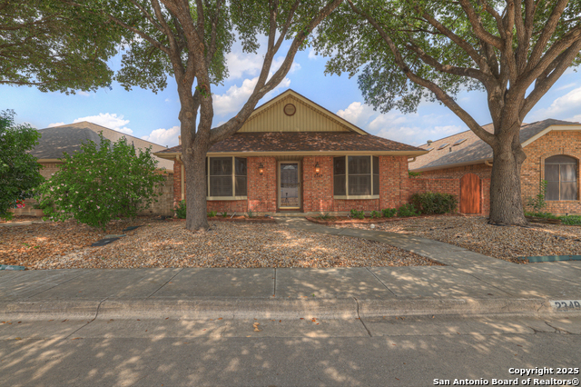 Listing photo id 1 for 2349 Essex Grace