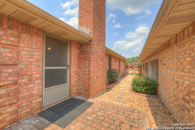 Listing photo id 36 for 2349 Essex Grace