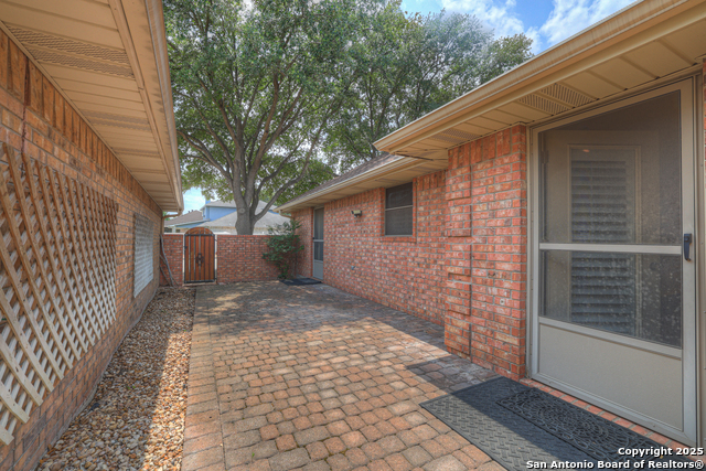Listing photo id 37 for 2349 Essex Grace