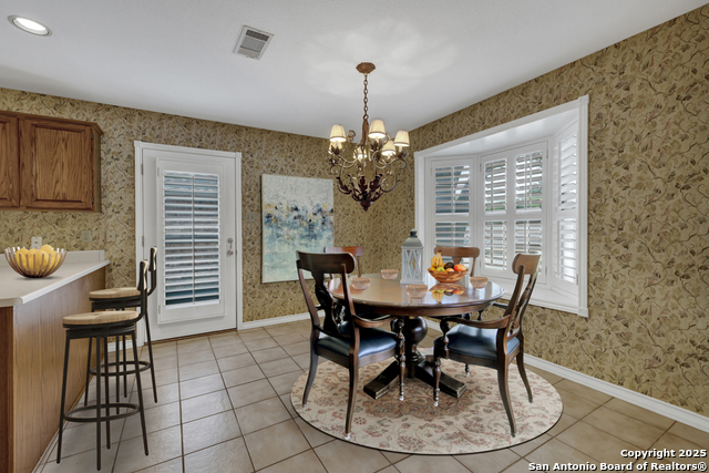 Listing photo id 2 for 2349 Essex Grace