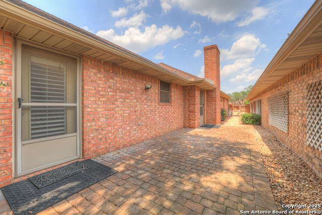 Listing photo id 38 for 2349 Essex Grace