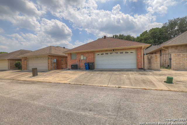 Listing photo id 41 for 2349 Essex Grace