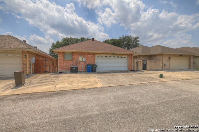 Listing photo id 42 for 2349 Essex Grace