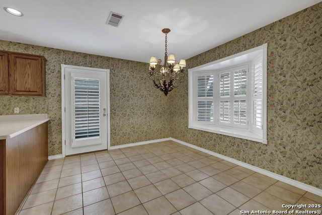 Listing photo id 3 for 2349 Essex Grace