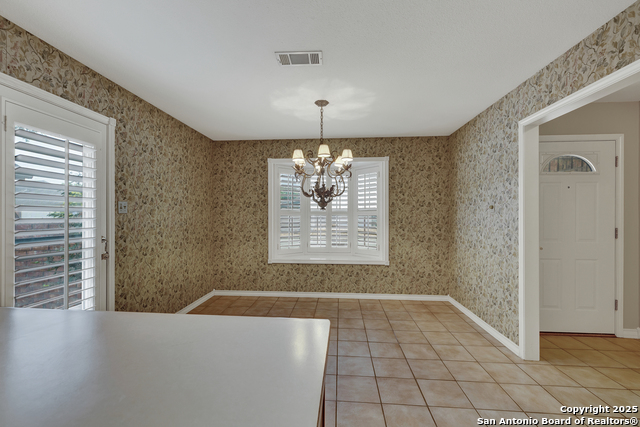 Listing photo id 4 for 2349 Essex Grace