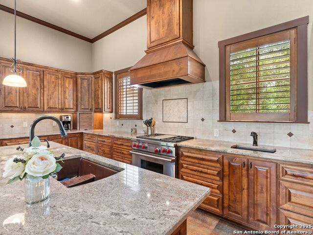 Listing photo id 11 for 103 Falcon Crest