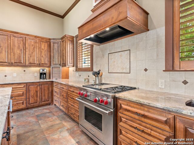 Listing photo id 12 for 103 Falcon Crest