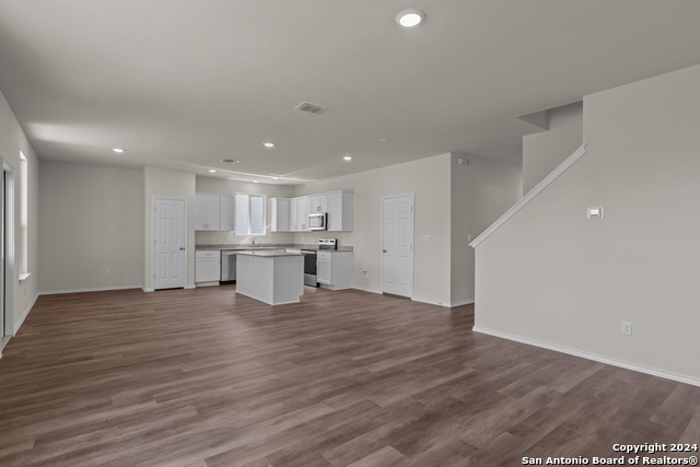 Listing photo id 8 for 4068 Paddock Trail