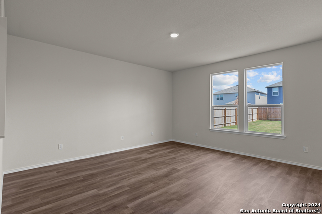 Listing photo id 10 for 4068 Paddock Trail