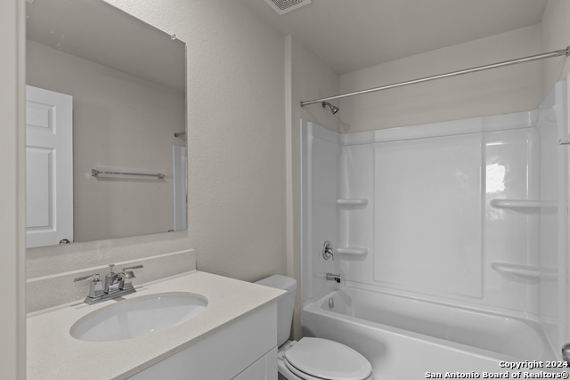 Listing photo id 1 for 4068 Paddock Trail