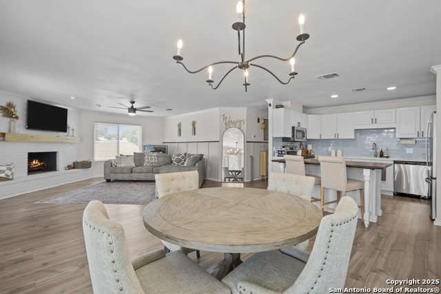 Listing photo id 8 for 220 Glenvalley