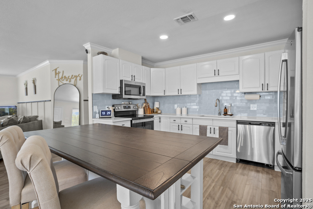 Listing photo id 9 for 220 Glenvalley