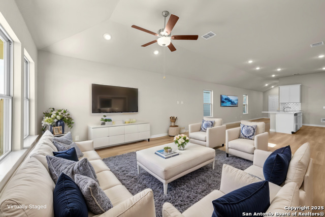 Listing photo id 4 for 4307 Carlotta Drive