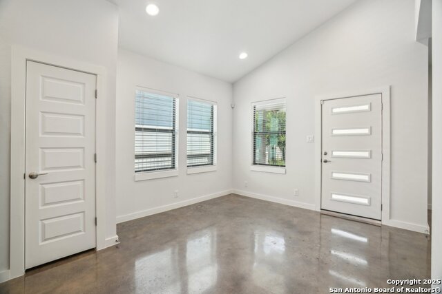 Image 3 of 40 For 1130 N Olive St