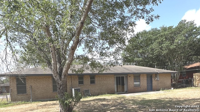 Image 2 of 12 For 915 Muecke Dr