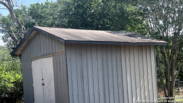 Image 3 of 12 For 915 Muecke Dr