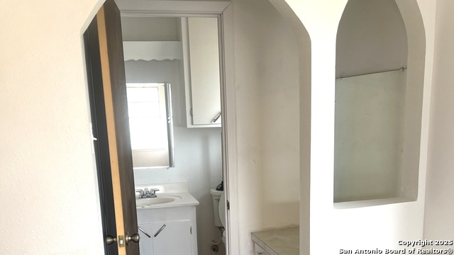 Image 4 of 12 For 915 Muecke Dr
