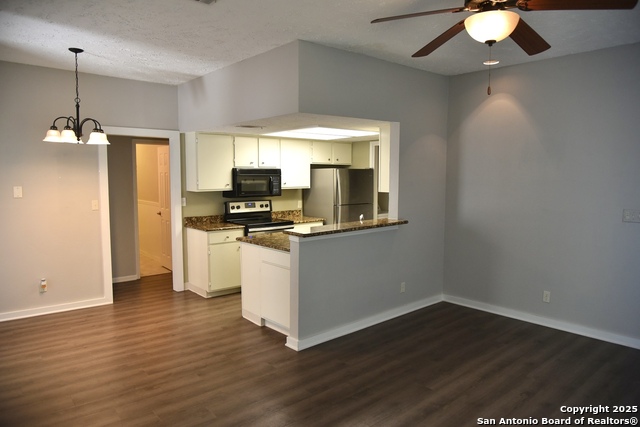 Listing photo id 2 for 506 W San Antonio St  103