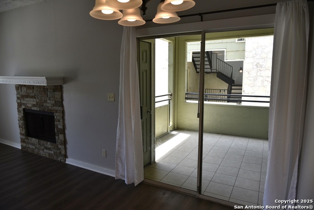 Listing photo id 3 for 506 W San Antonio St  103