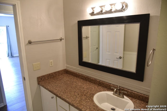 Listing photo id 7 for 506 W San Antonio St  103