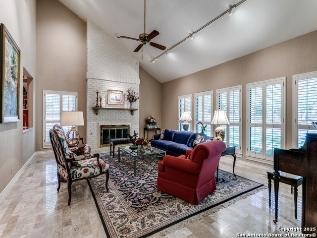 Listing photo id 3 for 11607 Elm Ridge