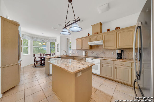 Listing photo id 9 for 1804 Athens Ave