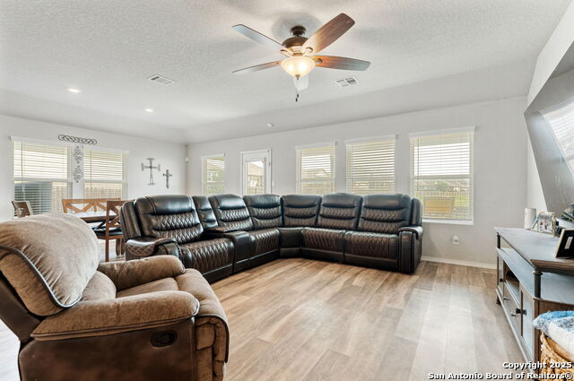 Listing photo id 9 for 2946 Daisy Meadow