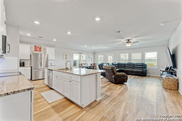 Listing photo id 4 for 2946 Daisy Meadow