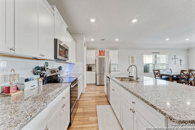 Listing photo id 5 for 2946 Daisy Meadow
