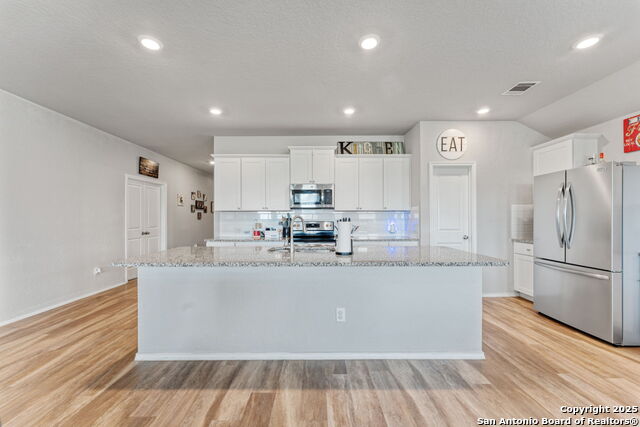 Listing photo id 6 for 2946 Daisy Meadow