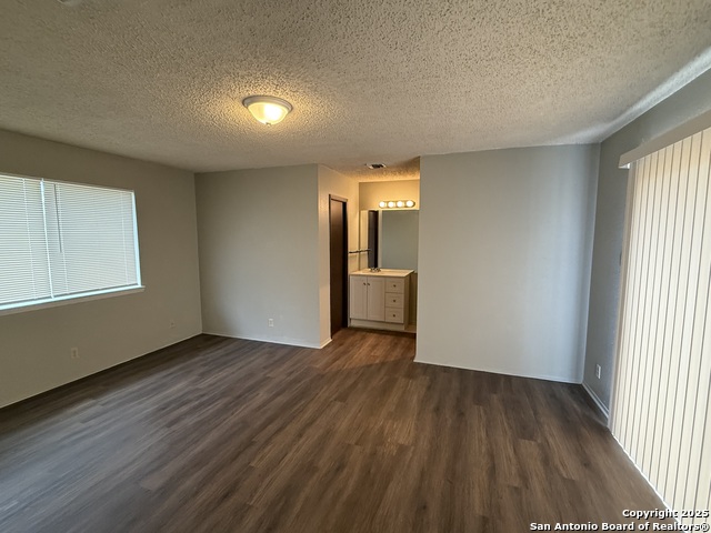 Listing photo id 8 for 8026 Echo Wind