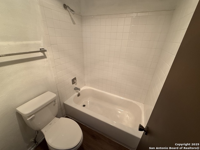 Listing photo id 10 for 8026 Echo Wind