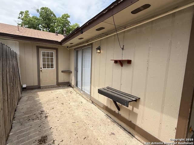 Listing photo id 11 for 8026 Echo Wind