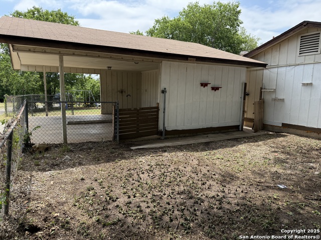 Listing photo id 12 for 8026 Echo Wind