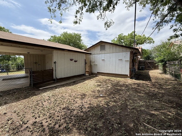 Listing photo id 13 for 8026 Echo Wind