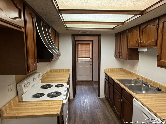 Listing photo id 4 for 8026 Echo Wind