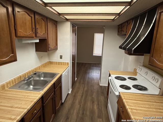 Listing photo id 5 for 8026 Echo Wind