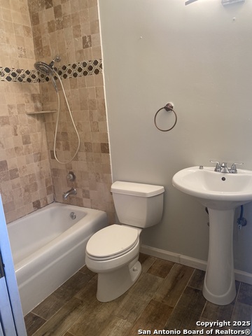 Image 9 of 14 For 5142 Village Ct