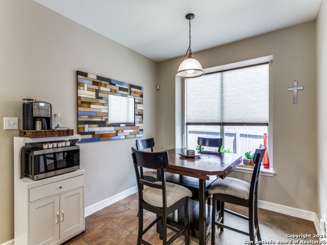 Listing photo id 12 for 737 San Gabriel